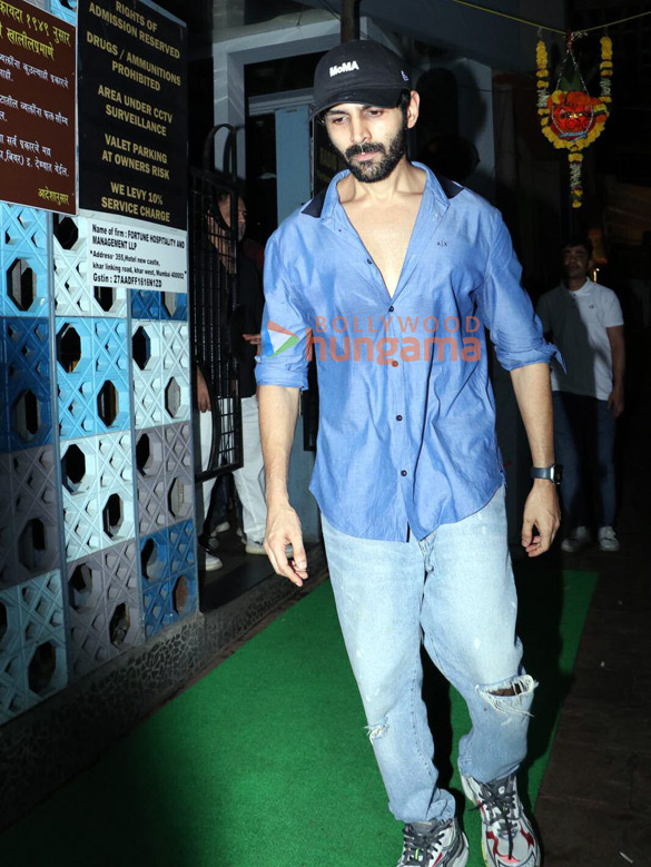 photos kartik aaryan ananya panday suhana khan and others snapped in bandra 1