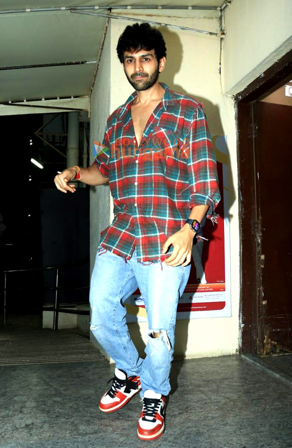photos kartik aaryan and her sister kritika tiwari snapped at juhu pvr 5