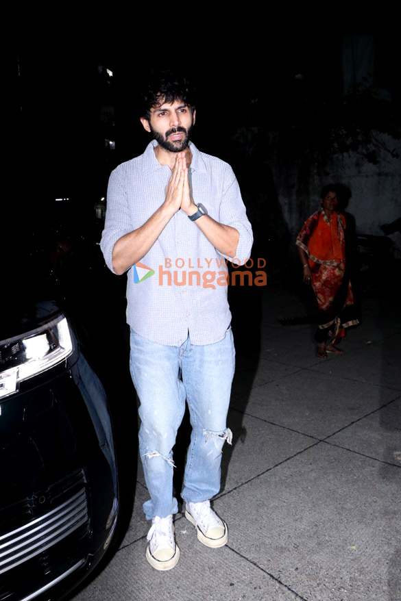 Photos: Kartik Aaryan snapped in Bandra | Parties & Events