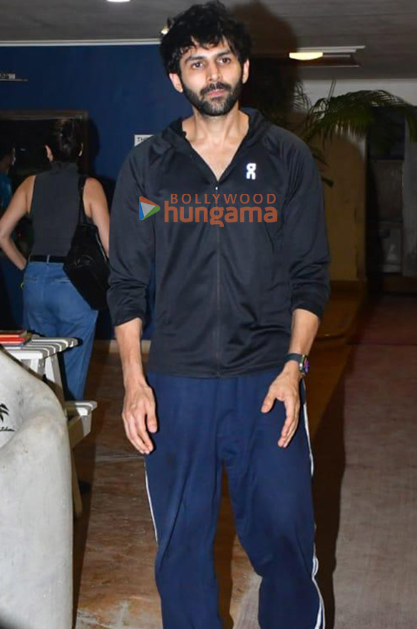 photos kartik aaryan snapped in juhu 5 14
