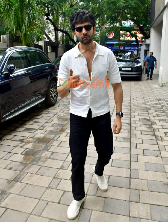 photos kartik aaryan snapped outside t series office in andheri 3