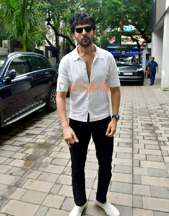 photos kartik aaryan snapped outside t series office in andheri 5