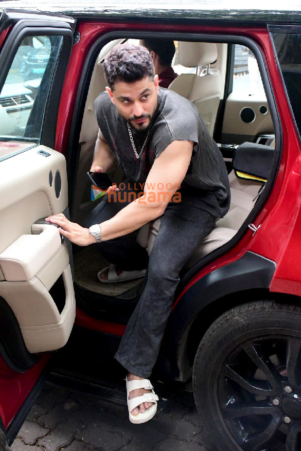 photos kunal kemmu snapped outside a salon in khar 3