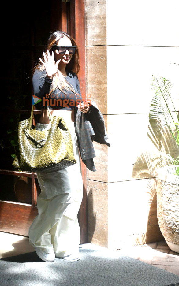 photos malaika arora snapped outside her residence in khar 1 2
