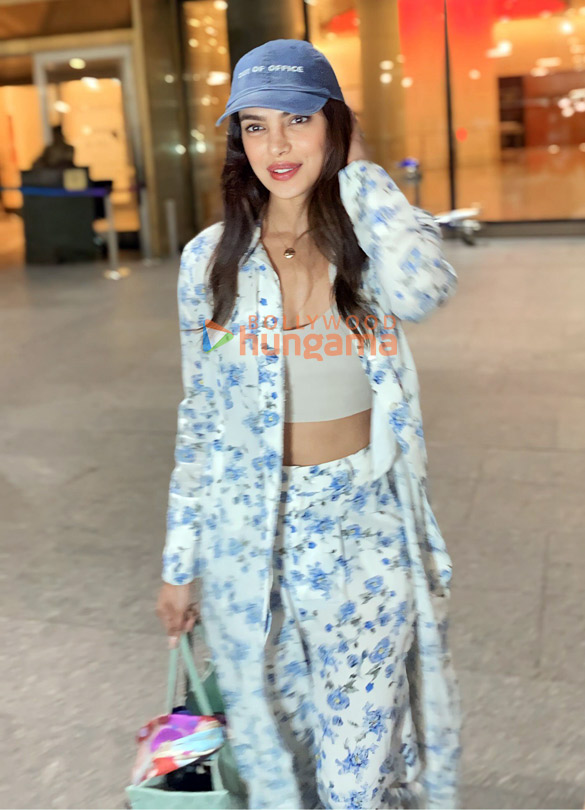 photos priyanka chopra jonas snapped at the airport 2 3