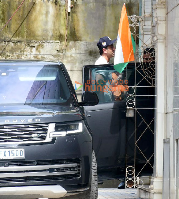 photos ranbir kapoor snapped at linking road in khar 4