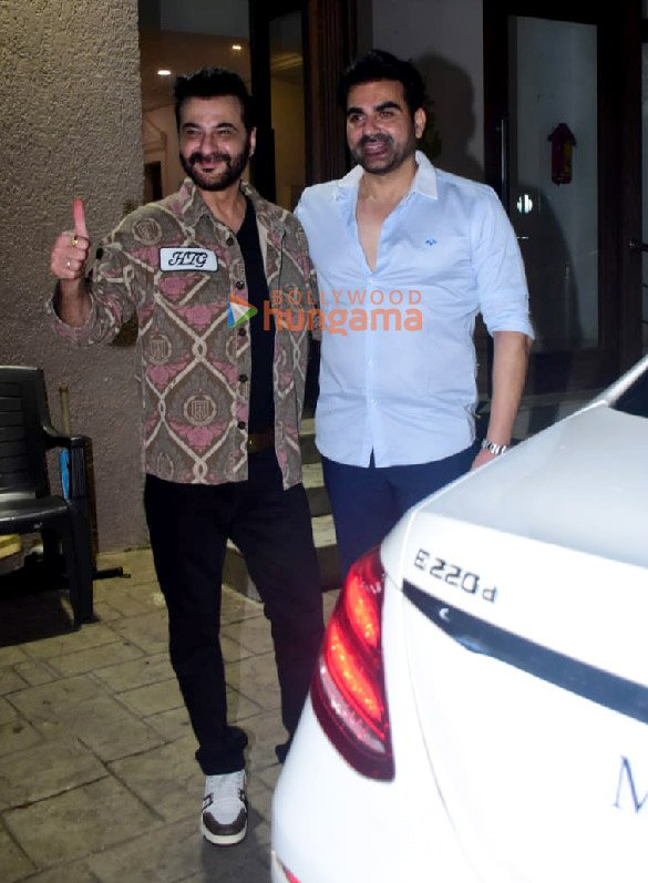 photos raveena tandon rasha thadani sanjay kapoor and others snapped outside arbaaz khan house 2