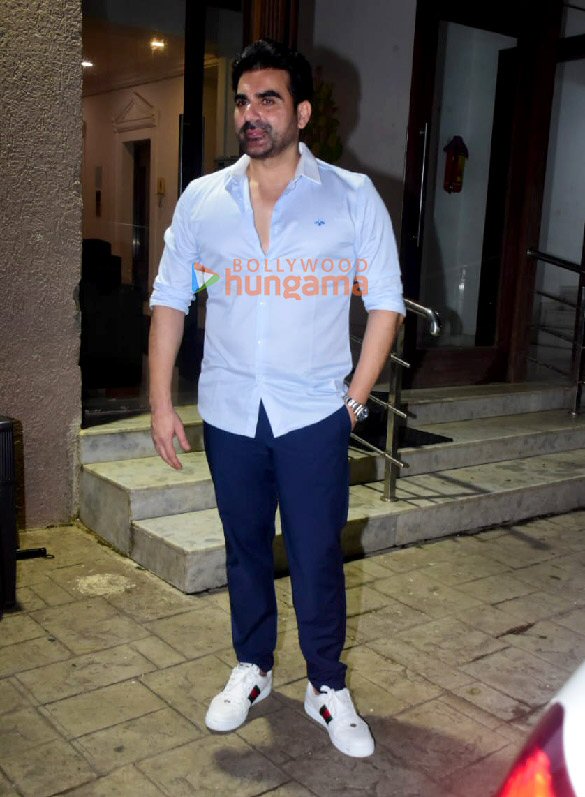 photos raveena tandon rasha thadani sanjay kapoor and others snapped outside arbaaz khan house 7