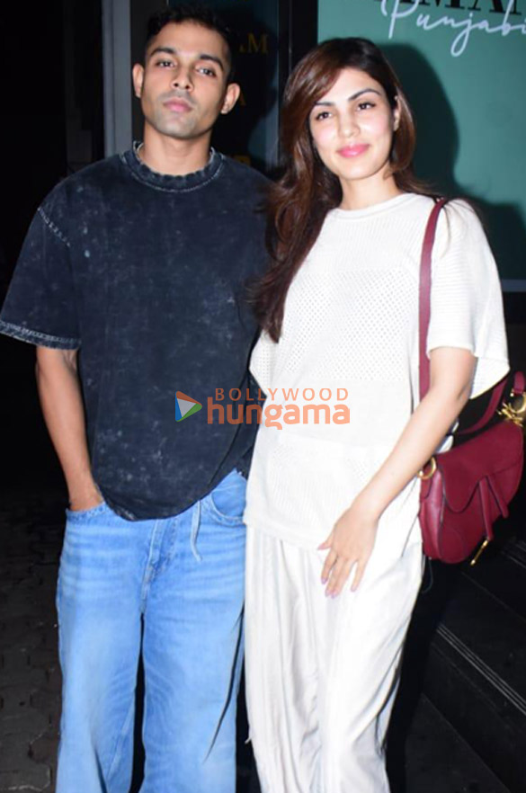 Photos: Rhea Chakraborty and Showik Chakraborty snapped in Bandra Photos: Rhea Chakraborty and Showik Chakraborty snapped in Bandra