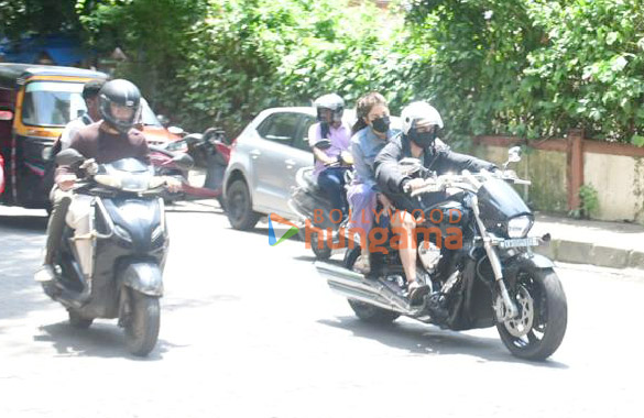 photos rhea chakraborty snapped in bandra 2 6