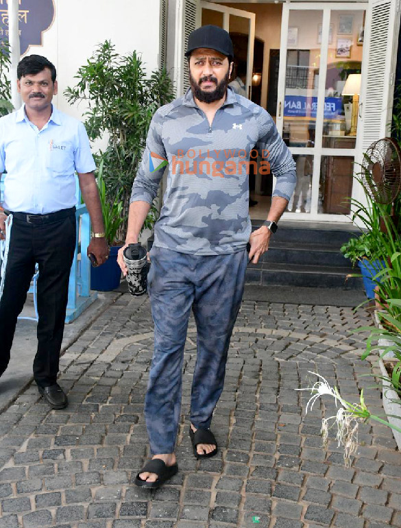 Photos: Riteish Deshmukh snapped outside a cafe in Bandra Photos: Riteish Deshmukh snapped outside a cafe in Bandra