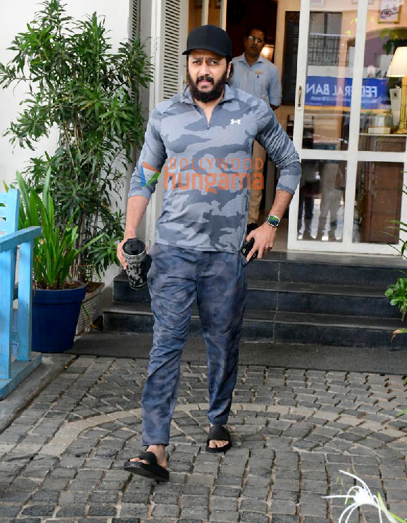 photos riteish deshmukh snapped outside a cafe in bandra 3