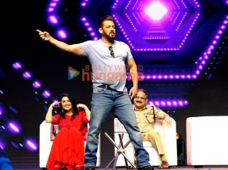 Photos: Salman Khan, Amruta Fadnavis and others at Amruta Fadnavis’s eco-friendly Lord Ganesh movement Bacche Bole Morya at Dome SVP Stadium