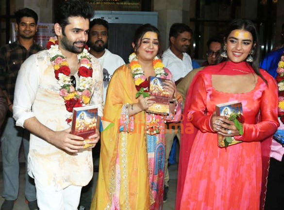 photos sanjay dutt ram pothineni kavya thapar and charmme kaur snapped at iskcon temple juhu while promoting their film double is 1