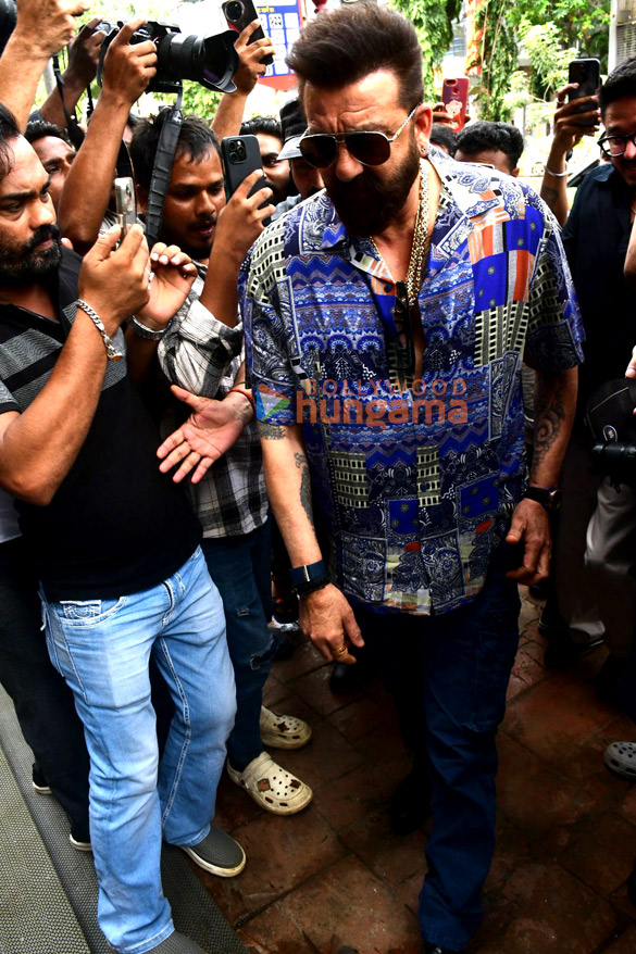 photos sanjay dutt snapped at mansionz in santacruz 4