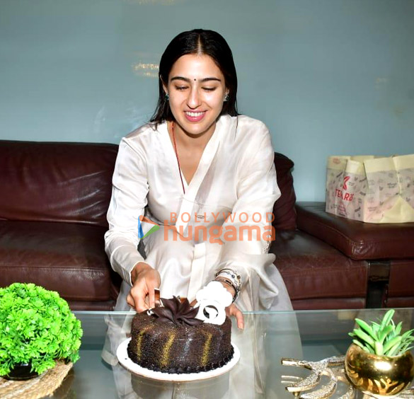 photos sara ali khan celebrates her 29th birthday with media 2