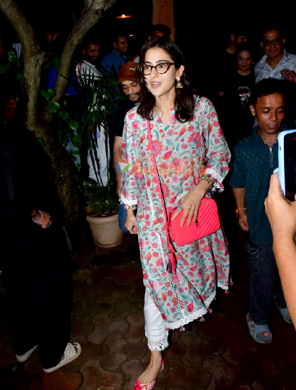 Photos: Sara Ali Khan snapped in Versova Photos: Sara Ali Khan snapped in Versova