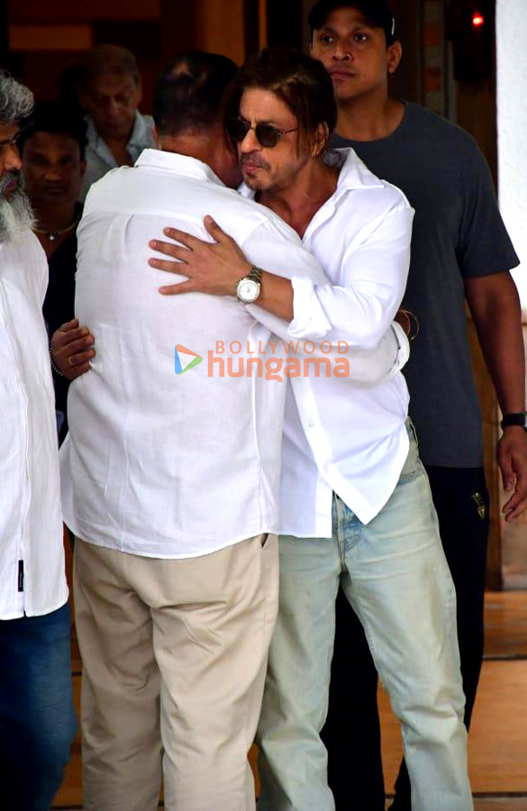 photos shah rukh khan vicky kaushal and others snapped at pradeep bandekars prayer meet 3