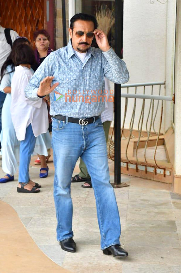 photos shah rukh khan vicky kaushal and others snapped at pradeep bandekars prayer meet 8