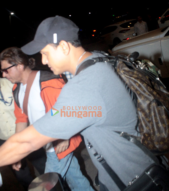 photos shah rukh khan snapped at the airport 3 7