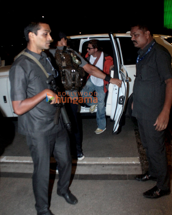 photos shah rukh khan snapped at the airport 4 7