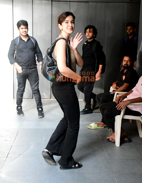 photos shanaya kapoor snapped in bandra 4 3