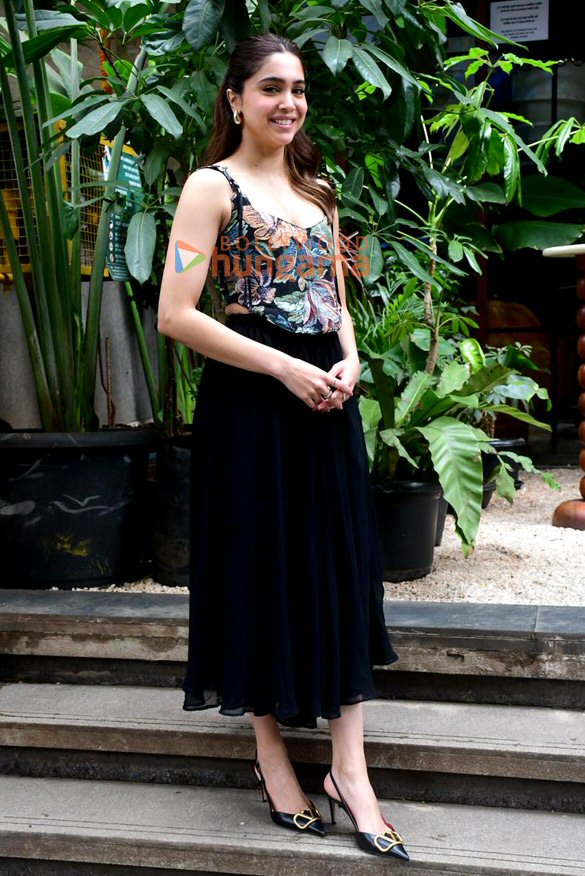 photos sharvari spotted outside a restaurant in bandra 1