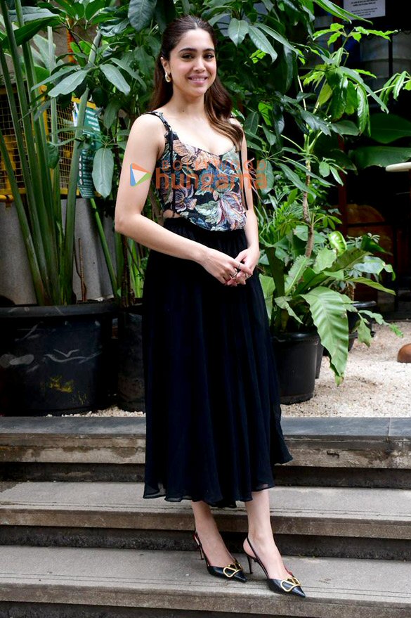 photos sharvari spotted outside a restaurant in bandra 4