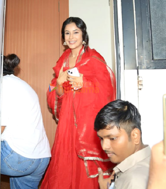 photos shehnaaz gill and dhvani bhanushali along with her father vinod bhanushali attend the dahi handi celebrations in ghatkopar 3