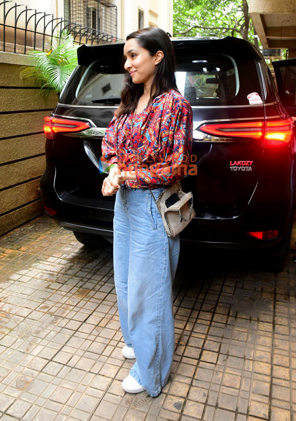 photos shraddha kapoor snapped in bandra 2 4