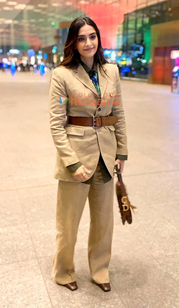 photos sonam kapoor ahuja and shweta tripathi snapped at the airport 5