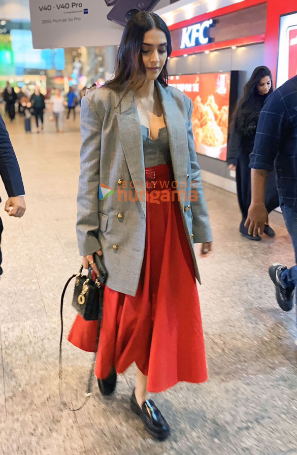 photos sonam kapoor ahuja snapped at the airport 2 4