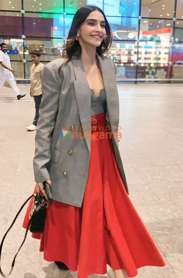 Photos: Sonam Kapoor Ahuja snapped at the airport Photos: Sonam Kapoor Ahuja snapped at the airport