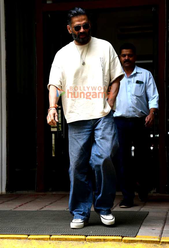 photos suniel shetty spotted outside dental clinic in khar 2