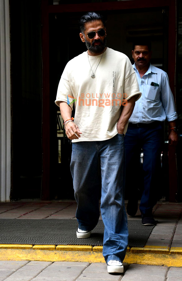 photos suniel shetty spotted outside dental clinic in khar 6