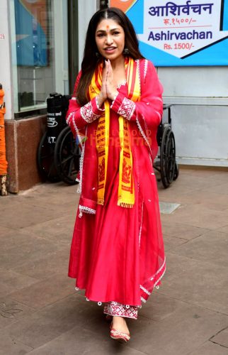 Photos: Tulsi Kumar snapped at Siddhivinayak Temple