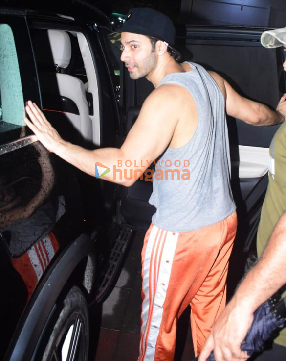 photos varun dhawan arjun kapoor milap zaveri and rohit dhawan snapped in bandra 009 4