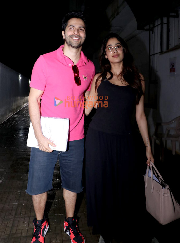 Photos: Varun Dhawan and Janhvi Kapoor snapped in Bandra Photos: Varun Dhawan and Janhvi Kapoor snapped in Bandra