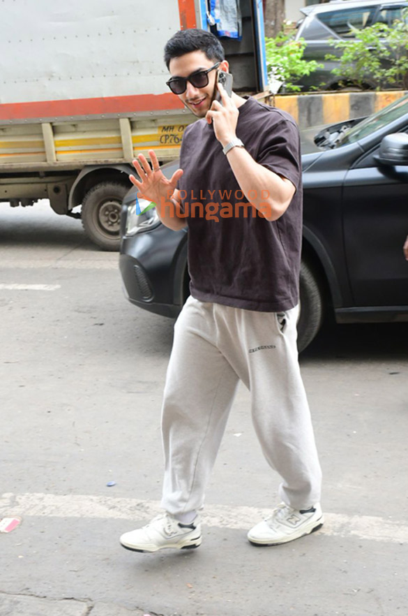 Photos: Vedang Raina snapped in Santacruz Photos: Vedang Raina snapped in Santacruz