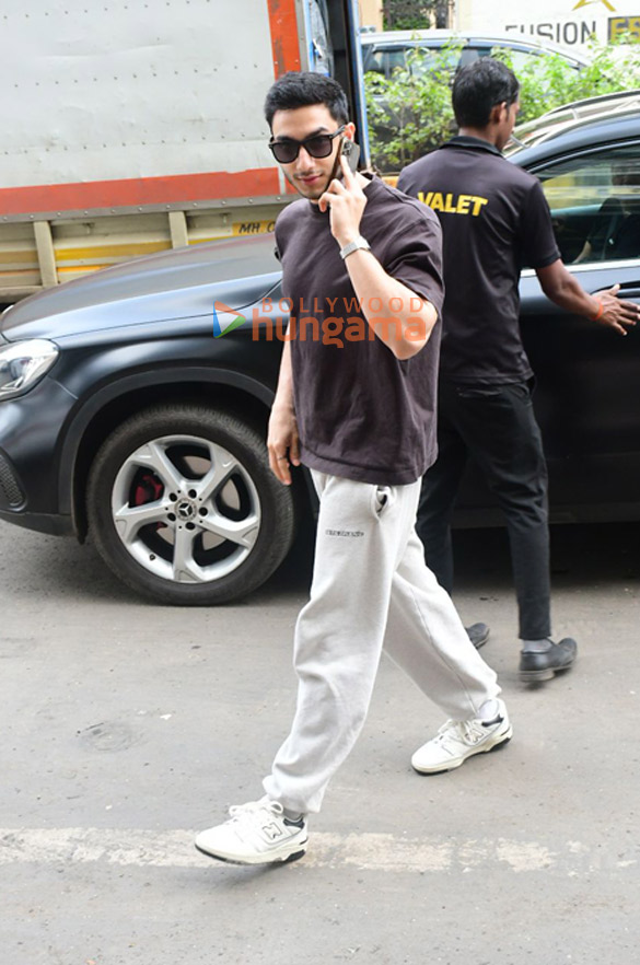 photos vedang raina snapped in santacruz 3