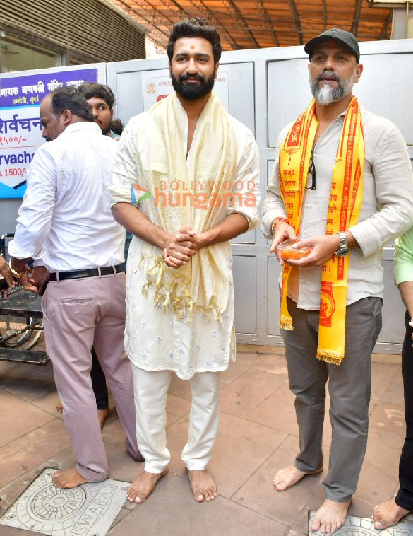 photos vicky kaushal and laxman utekar seek blessings from siddhivinayak temple in mumbai ahead of chhaava release 6