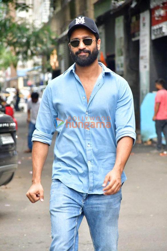 photos vicky kaushal snapped in andheri 3
