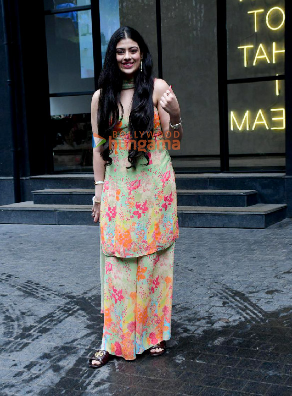 photos zanai bhosle snapped outside excel office in khar 1