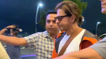 Shah Rukh Khan arrives at the airport with this royal aura!