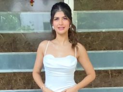 Anjini Dhawan’s sweet interaction with paps as she gets clicked for promotions