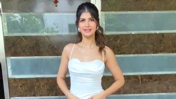 Anjini Dhawan’s sweet interaction with paps as she gets clicked for promotions