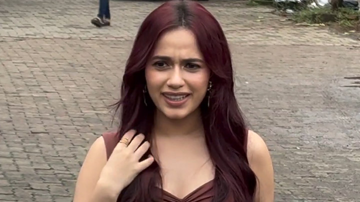 Jannat Zubair rocks her new hair color at Laughter Chefs set