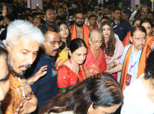 photos aishwarya rai bachchan and aaradhya bachchan snapped at gsb ganpati darshan 4