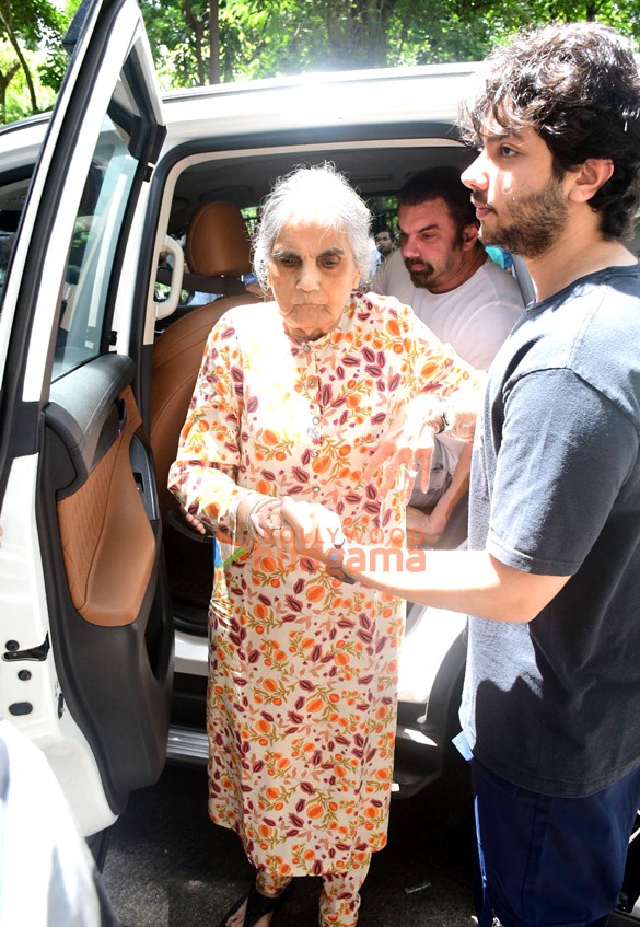 photos arbaaz khan salim khan sohail khan and others snapped outside malaika aroras fathers house in bandra 1