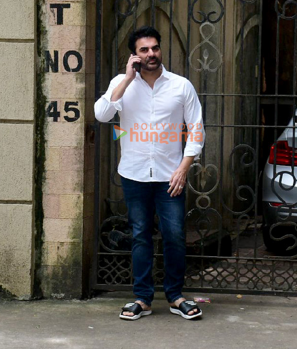 photos arbaaz khan snapped outside malaika aroras fathers house in bandra 1